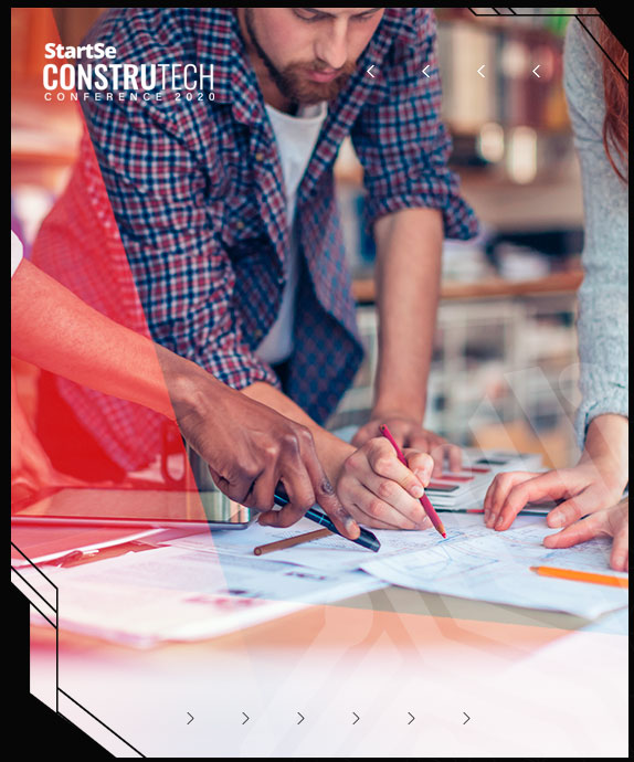 Foto de um homem acompanhado de duas pessoas, desenhando em plantas de arquitetura, com o logotipo do Construtech Conference 2020 - StartSe em branco