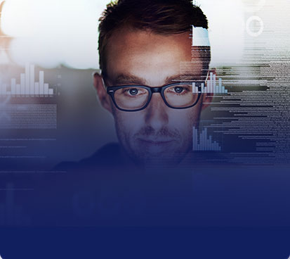 Imagem do rosto de um homem de óculos com imagens de textos e gráficos sobre ele